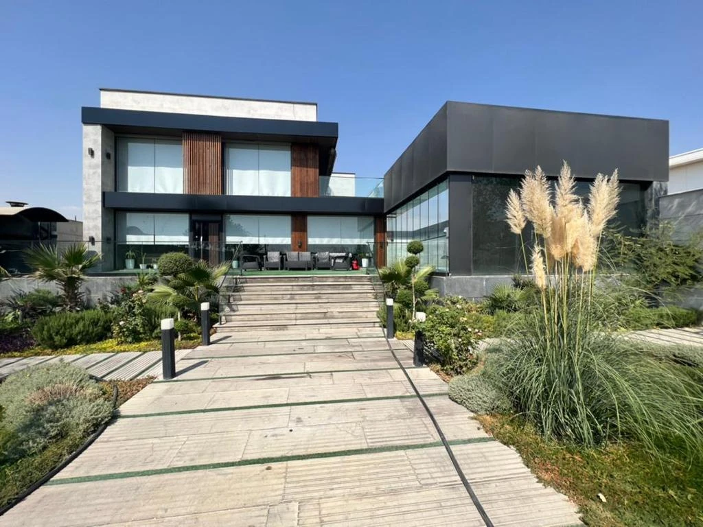 عمارت مدرن مدرنا - سوپر لاکچری و خاص در قلب سهیلیه