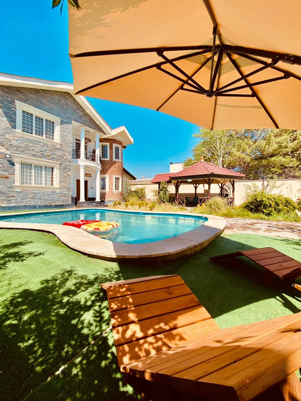 عمارت انگلیسی طاووسیه - شکوه کلاسیک در کردان