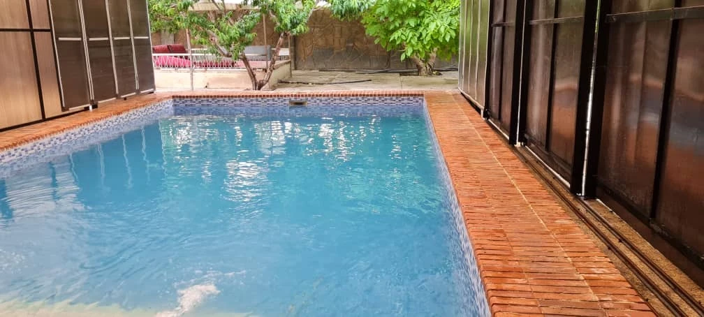 باغ ویلا الیاس - باغ خانوادگی با استخر سقف متحرک در چهارباغ